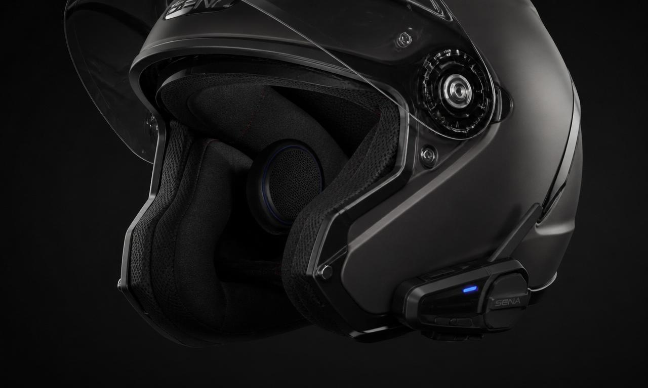 MC-hjälm med bluetooth-intercom monterat på sidan och högtalare i öronfickorna
